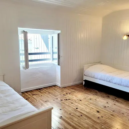 La Maison Du Puits Fleuri Дом отдыха Арс-эн-Рэ